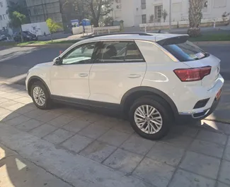 Noleggio Volkswagen T-Roc. Auto Comfort, Crossover per il noleggio a Cipro ✓ Cauzione di Deposito di 450 EUR ✓ Opzioni assicurative RCT, CDW.