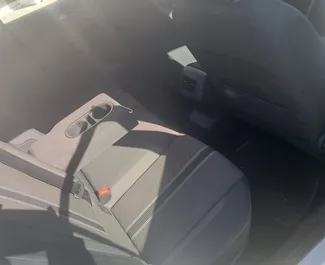 Interni di Volkswagen T-Roc in affitto a Cipro. Un'ottima auto da 5 posti con cambio Automatico.