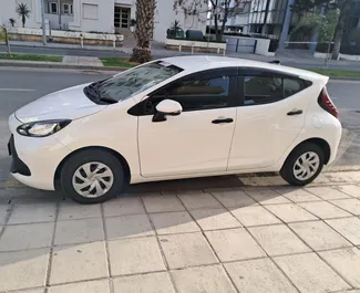 Vista frontale di un noleggio Toyota Aqua a Limassol, Cipro ✓ Auto #16351. ✓ Cambio Automatico TM ✓ 0 recensioni.