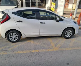 Toyota Aqua 2024 disponibile per il noleggio a Limassol, con limite di chilometraggio di illimitato.