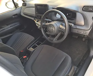 Interni di Toyota Aqua in affitto a Cipro. Un'ottima auto da 5 posti con cambio Automatico.