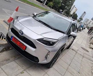 Noleggio Toyota Yaris Cross. Auto Economica, Crossover per il noleggio a Cipro ✓ Cauzione di Deposito di 450 EUR ✓ Opzioni assicurative RCT, CDW.