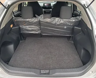 Toyota Yaris Cross 2025 disponibile per il noleggio a Limassol, con limite di chilometraggio di illimitato.