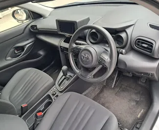 Interni di Toyota Yaris Cross in affitto a Cipro. Un'ottima auto da 5 posti con cambio Automatico.