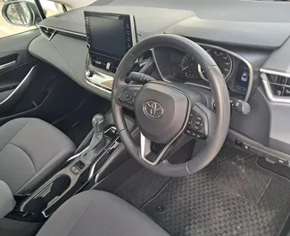 Interni di Toyota Corolla Sedan in affitto a Cipro. Un'ottima auto da 5 posti con cambio Automatico.