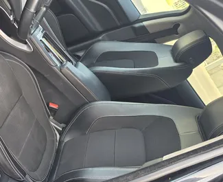 Jaguar F-PACE 2021 disponibile per il noleggio in Bar, con limite di chilometraggio di illimitato.