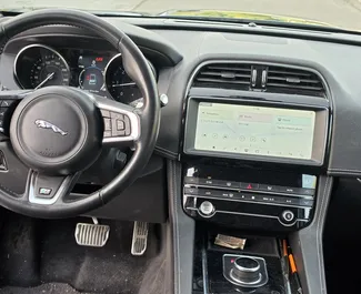 Interni di Jaguar F-PACE in affitto in Montenegro. Un'ottima auto da 5 posti con cambio Automatico.
