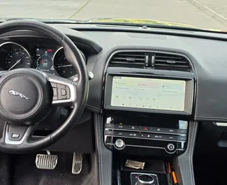 Jaguar F-PACE 2021 con sistema A trazione integrale, disponibile in Bar.