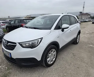 Vista frontale di un noleggio Opel Crossland all'aeroporto di Tirana, Albania ✓ Auto #16275. ✓ Cambio Automatico TM ✓ 0 recensioni.