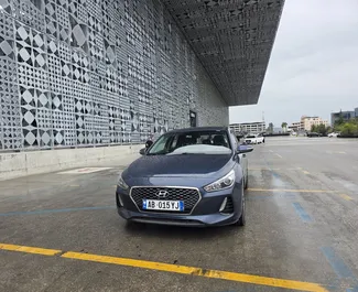 Vista frontale di un noleggio Hyundai i30 all'aeroporto di Tirana, Albania ✓ Auto #16279. ✓ Cambio Automatico TM ✓ 0 recensioni.