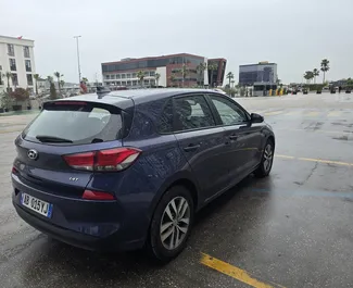 Noleggio Hyundai i30. Auto Economica, Comfort per il noleggio in Albania ✓ Cauzione di Deposito di 100 EUR ✓ Opzioni assicurative RCT, CDW, FDW, All'estero.