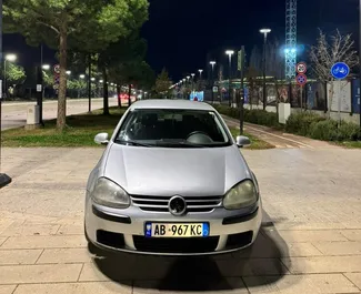Vista frontale di un noleggio Volkswagen Golf 5 a Tirana, Albania ✓ Auto #16442. ✓ Cambio Manuale TM ✓ 0 recensioni.