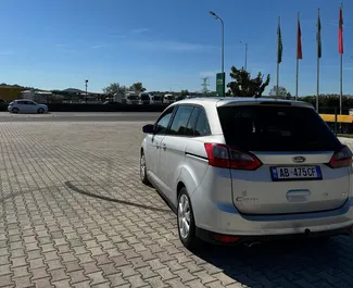 Ford C-Max Grand 2015 disponibile per il noleggio a Tirana, con limite di chilometraggio di illimitato.