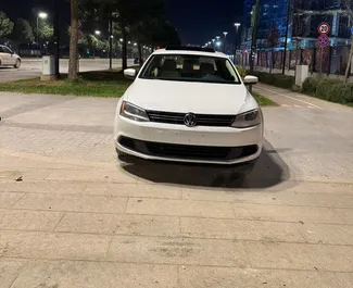 Vista frontale di un noleggio Volkswagen Jetta a Tirana, Albania ✓ Auto #16441. ✓ Cambio Automatico TM ✓ 0 recensioni.