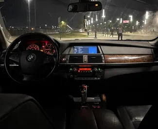 BMW X5 2013 disponibile per il noleggio a Tirana, con limite di chilometraggio di illimitato.