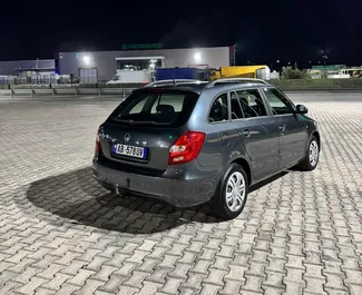 Skoda Fabia 2013 disponibile per il noleggio a Tirana, con limite di chilometraggio di illimitato.