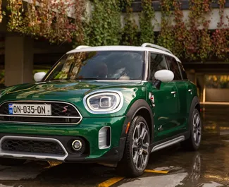 Vista frontale di un noleggio Mini Countryman Cooper S a Tbilisi, Georgia ✓ Auto #16362. ✓ Cambio Automatico TM ✓ 0 recensioni.