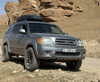 Vista frontale di un noleggio Toyota Sequoia I a Bishkek, Kirghizistan ✓ Auto #16337. ✓ Cambio Automatico TM ✓ 0 recensioni.