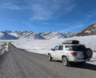 Vista frontale di un noleggio Toyota Sequoia I a Bishkek, Kirghizistan ✓ Auto #16332. ✓ Cambio Automatico TM ✓ 0 recensioni.