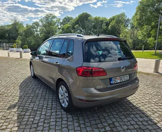 Interni di Volkswagen Golf Sportsvan in affitto in Montenegro. Un'ottima auto da 5 posti con cambio Automatico.