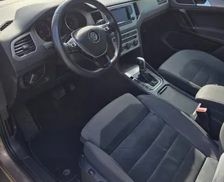 Noleggio Volkswagen Golf Sportsvan. Auto Comfort, Monovolume per il noleggio in Montenegro ✓ Cauzione di Senza deposito ✓ Opzioni assicurative RCT, Passeggeri, Senza deposito.