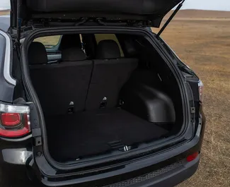 Jeep Compass 2024 disponibile per il noleggio a Tbilisi, con limite di chilometraggio di illimitato.