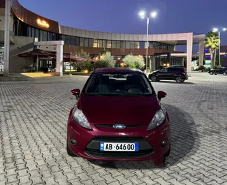 Vista frontale di un noleggio Ford Fiesta a Tirana, Albania ✓ Auto #16445. ✓ Cambio Manuale TM ✓ 0 recensioni.