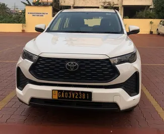 Vista frontale di un noleggio Toyota Innova Hycross all'aeroporto di Goa, Goa ✓ Auto #16164. ✓ Cambio Automatico TM ✓ 0 recensioni.