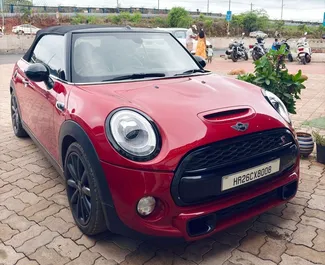 Vista frontale di un noleggio Mini Cooper all'aeroporto di Goa, Goa ✓ Auto #16177. ✓ Cambio Automatico TM ✓ 0 recensioni.