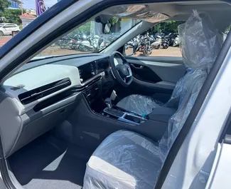 Vista frontale di un noleggio Toyota Innova all'aeroporto di Goa, Goa ✓ Auto #16175. ✓ Cambio Automatico TM ✓ 0 recensioni.