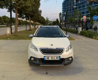 Vista frontale di un noleggio Peugeot 2008 a Tirana, Albania ✓ Auto #16488. ✓ Cambio Automatico TM ✓ 0 recensioni.