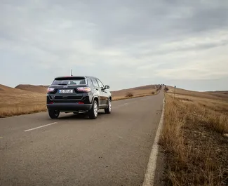 Interni di Jeep Compass in affitto in Georgia. Un'ottima auto da 5 posti con cambio Automatico.
