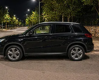 Vista frontale di un noleggio Suzuki Vitara all'aeroporto di Tirana, Albania ✓ Auto #16308. ✓ Cambio Manuale TM ✓ 0 recensioni.