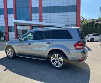 Vista frontale di un noleggio Mercedes-Benz GL-Class a Tirana, Albania ✓ Auto #16439. ✓ Cambio Automatico TM ✓ 0 recensioni.