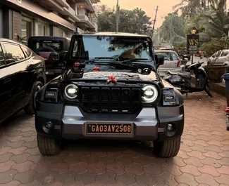 Vista frontale di un noleggio Mahindra Thar Roxx all'aeroporto di Goa, Goa ✓ Auto #16166. ✓ Cambio Automatico TM ✓ 0 recensioni.