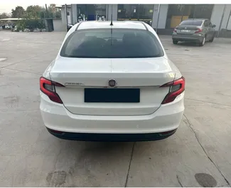Vista frontale di un noleggio Fiat Egea all'aeroporto di Antalya, Turchia ✓ Auto #16250. ✓ Cambio Manuale TM ✓ 0 recensioni.