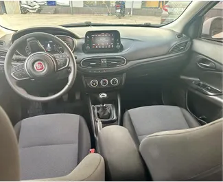 Noleggio Fiat Egea. Auto Economica, Comfort per il noleggio in Turchia ✓ Cauzione di Deposito di 650 USD ✓ Opzioni assicurative RCT, CDW, SCDW, FDW, Giovane, Senza deposito.