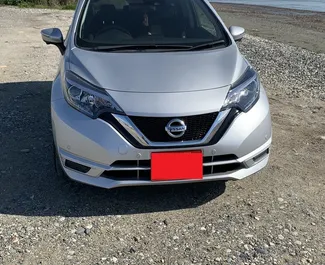 Interni di Nissan Note in affitto a Cipro. Un'ottima auto da 5 posti con cambio Automatico.