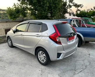 Vista frontale di un noleggio Honda Fit a Limassol, Cipro ✓ Auto #16365. ✓ Cambio Automatico TM ✓ 0 recensioni.
