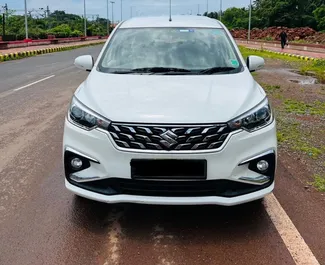 Vista frontale di un noleggio Suzuki Ertiga all'aeroporto di Goa, Goa ✓ Auto #16168. ✓ Cambio Manuale TM ✓ 0 recensioni.