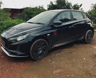 Vista frontale di un noleggio Hyundai i20 all'aeroporto di Goa, Goa ✓ Auto #16170. ✓ Cambio Automatico TM ✓ 0 recensioni.
