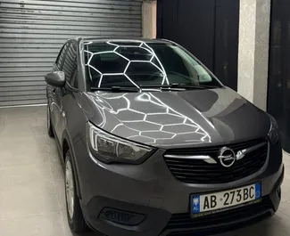 Interni di Opel Crossland in affitto in Albania. Un'ottima auto da 5 posti con cambio Automatico.