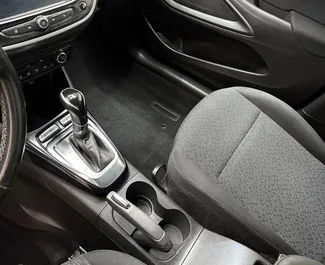 Motore Diesel da 1,5L di Opel Crossland 2021 per il noleggio all'aeroporto di Tirana.