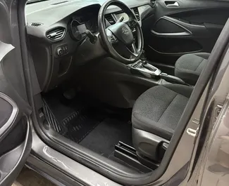 Opel Crossland 2021 disponibile per il noleggio all'aeroporto di Tirana, con limite di chilometraggio di illimitato.