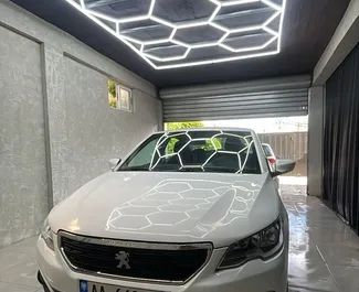 Vista frontale di un noleggio Peugeot 301 all'aeroporto di Tirana, Albania ✓ Auto #13643. ✓ Cambio Manuale TM ✓ 0 recensioni.