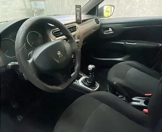 Motore Diesel da 1,6L di Peugeot 301 2020 per il noleggio all'aeroporto di Tirana.