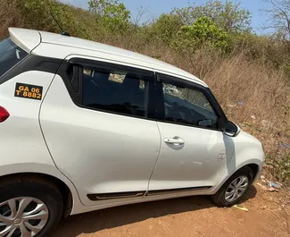 Vista frontale di un noleggio Suzuki Swift all'aeroporto di Goa, Goa ✓ Auto #16194. ✓ Cambio Manuale TM ✓ 0 recensioni.