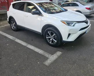 Interni di Toyota Rav4 in affitto in Georgia. Un'ottima auto da 5 posti con cambio Automatico.
