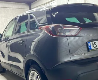 Interni di Opel Crossland in affitto in Albania. Un'ottima auto da 5 posti con cambio Automatico.