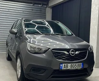 Vista frontale di un noleggio Opel Crossland all'aeroporto di Tirana, Albania ✓ Auto #16265. ✓ Cambio Automatico TM ✓ 0 recensioni.